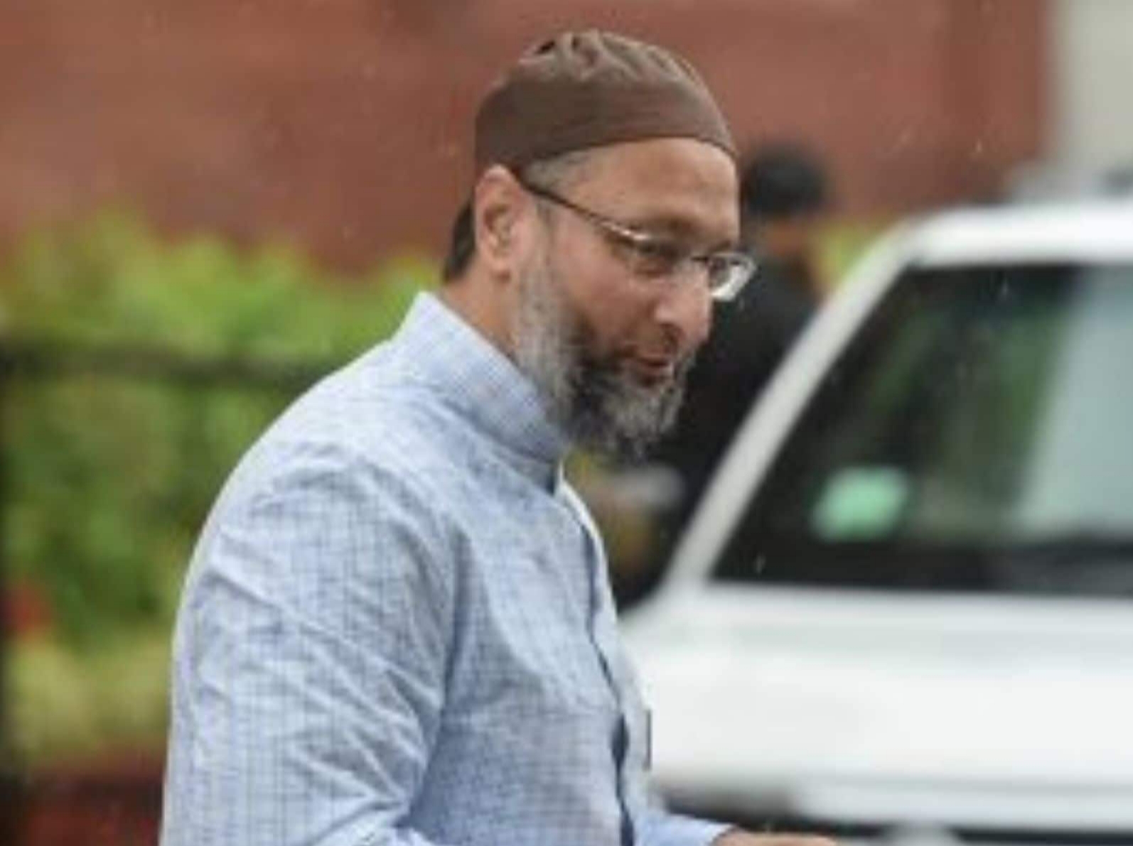 एआईएमआईएम चीफ असदद्दुीन के काफिले पर हमला एआईएमआईएम चीफ असदद्दुीन के काफिले पर हमला
