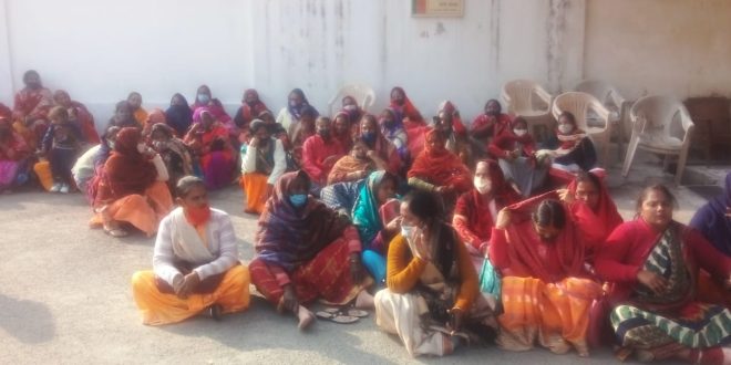 स्वाती सिंह का टिकट कटने से आहत सैकड़ाें महिलाओं ने भाजपा के प्रदेश अध्यक्ष के आवास को घेरा