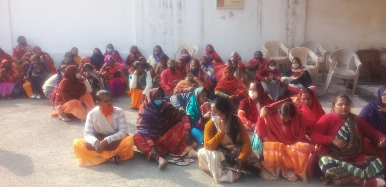 स्वाती सिंह का टिकट कटने से आहत सैकड़ाें महिलाओं ने भाजपा के प्रदेश अध्यक्ष के आवास को घेरा स्वाती सिंह का टिकट कटने से आहत सैकड़ाें महिलाओं ने भाजपा के प्रदेश अध्यक्ष के आवास को घेरा
