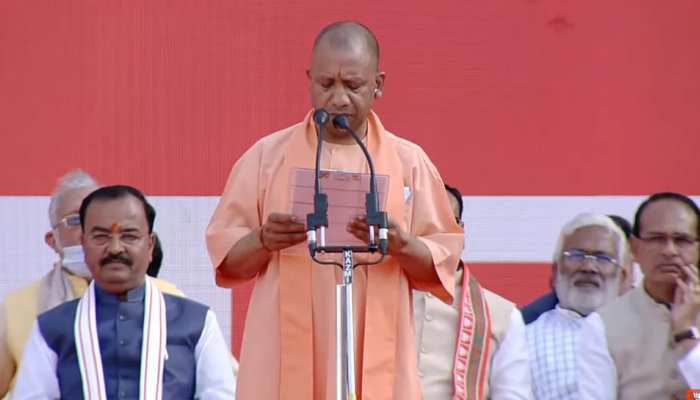 मैं योगी आदित्यनाथ ईश्वर की शपथ लेता हूं…