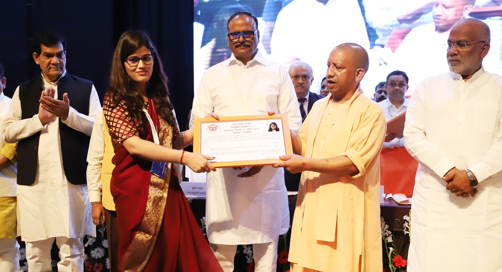 छह वर्षों में साढ़े पांच लाख से ज्यादा युवाओं को दी नौकरी: सीएम योगी छह वर्षों में साढ़े पांच लाख से ज्यादा युवाओं को दी नौकरी: सीएम योगी