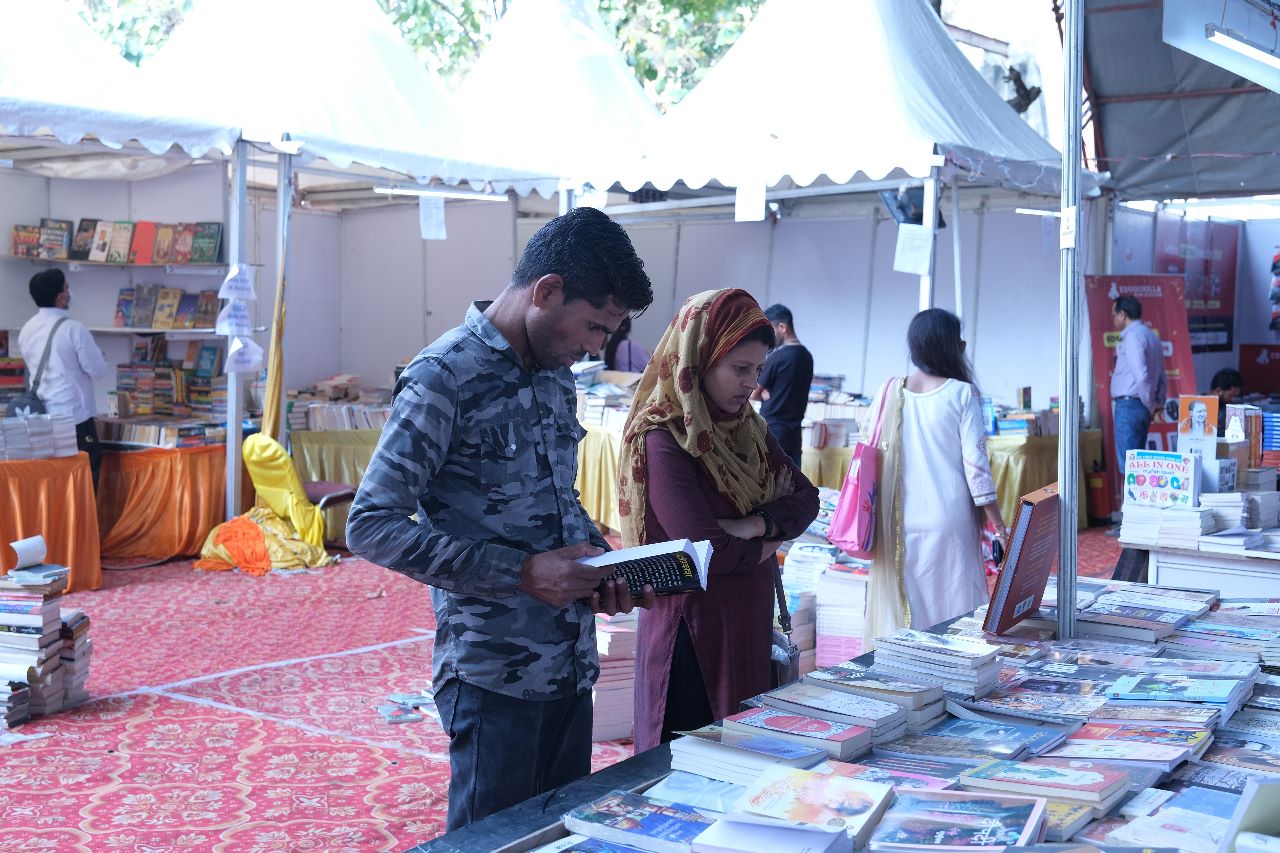 लखनऊ पुस्तक मेला: युवाओं को लुभा रहीं प्रतियोगी परीक्षाओं की किताबें लखनऊ पुस्तक मेला: युवाओं को लुभा रहीं प्रतियोगी परीक्षाओं की किताबें