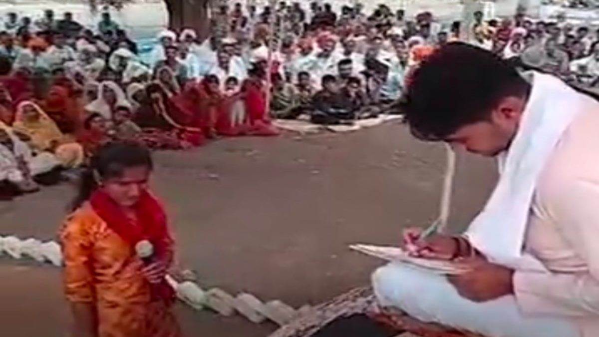 बागेश्वर धाम के धीरेन्द्र शास्त्री के तर्ज पर उनके एक शिष्य ने राजगढ़ में लगाया दिव्य दरबार.. बागेश्वर धाम के धीरेन्द्र शास्त्री के तर्ज पर उनके एक शिष्य ने राजगढ़ में लगाया दिव्य दरबार..