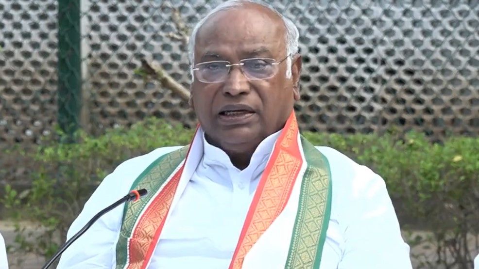हमें समर्थन देने वाले लोगों का हम दिल से आभार व्यक्त करते हैं- मल्लिकार्जुन खरगे हमें समर्थन देने वाले लोगों का हम दिल से आभार व्यक्त करते हैं- मल्लिकार्जुन खरगे