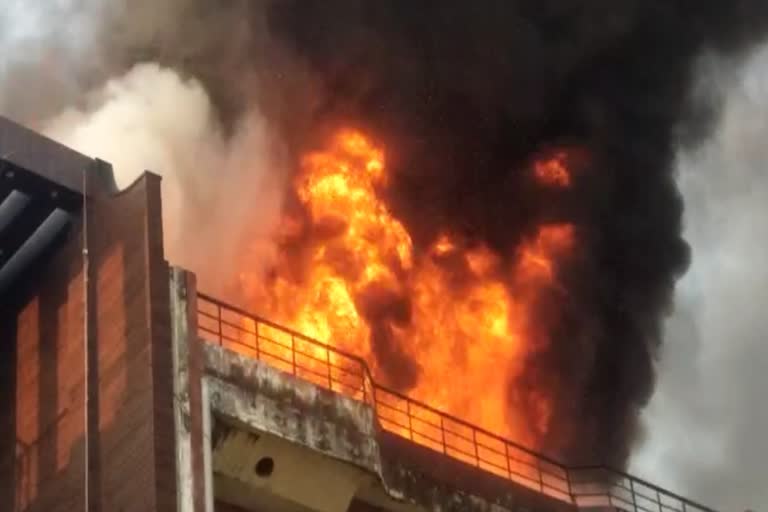 कानपुर की बासमंडी में स्थित रेडीमेट कापड़ा मार्केट जलकर हुई राख, 600 से अधिक दुकाने जली कानपुर की बासमंडी में स्थित रेडीमेट कापड़ा मार्केट जलकर हुई राख, 600 से अधिक दुकाने जली
