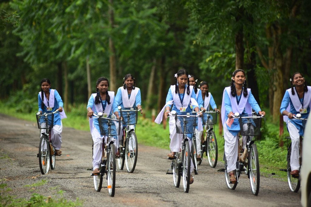अनुसूचित जनजाति की छात्राओं को फ्री साइकिल