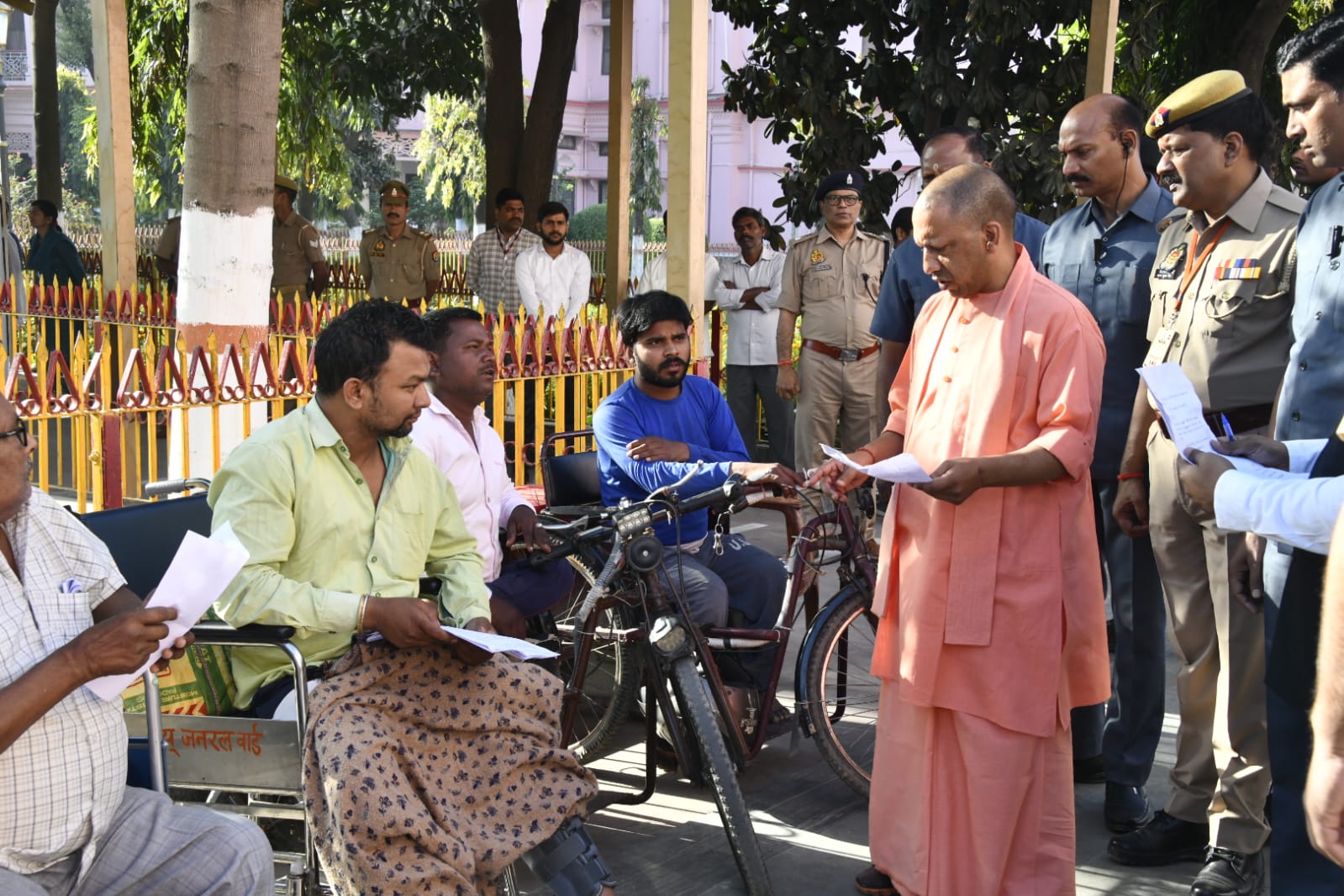 जनता दर्शन में सीएम योगी ने सुनी 700 लोगों की समस्याएं