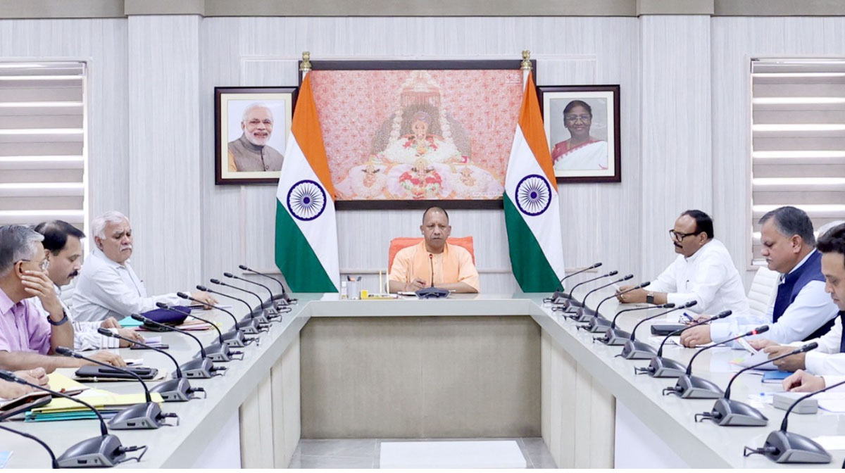 सभी जिलों में बनाएं डेडिकेटेड हॉस्पिटल-सीएम योगी
