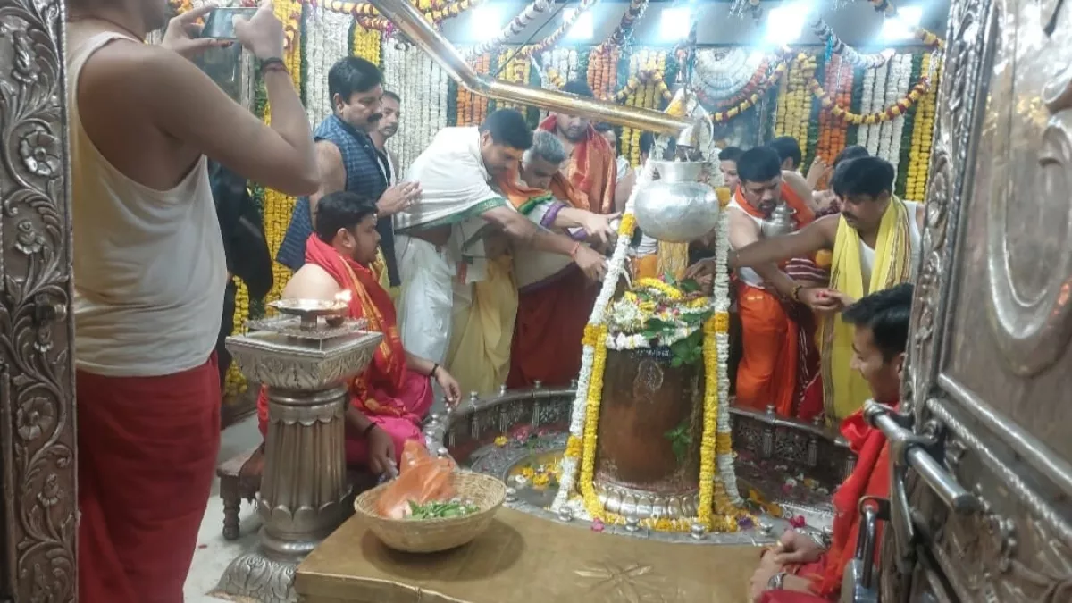 उमेश यादव ने बाबा महाकाल का आशीर्वाद लिया और दुनिया में शांति और खुशी के लिए प्रार्थना की.. उमेश यादव ने बाबा महाकाल का आशीर्वाद लिया और दुनिया में शांति और खुशी के लिए प्रार्थना की..