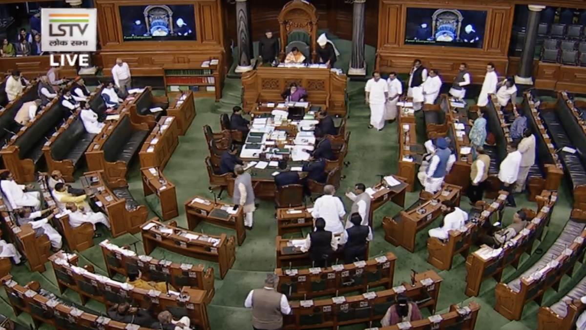 संसद के दोनों सदनों में भी जमकर हंगामा ,लोकसभा की कार्यवाही को दोपहर दो बजे तक के लिए स्थगित..
