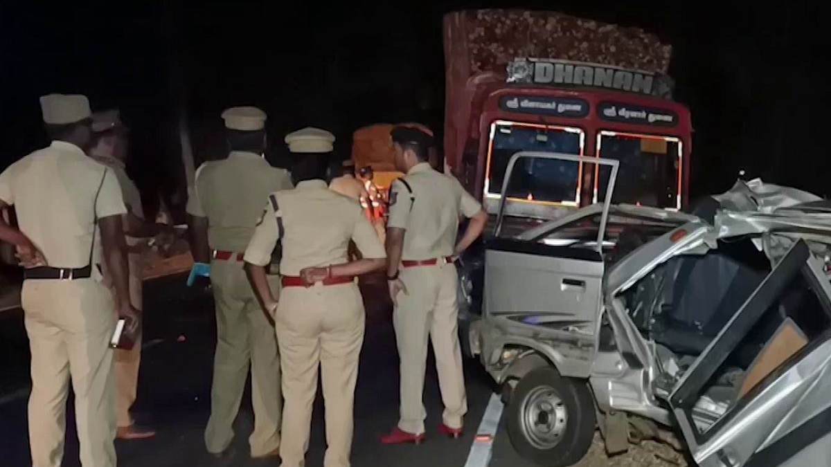 तमिलनाडु के तिरुचिरापल्ली में हुआ सड़क हादसा, एक बच्चे समेत 6 लोगों की मौत तमिलनाडु के तिरुचिरापल्ली में हुआ सड़क हादसा, एक बच्चे समेत 6 लोगों की मौत