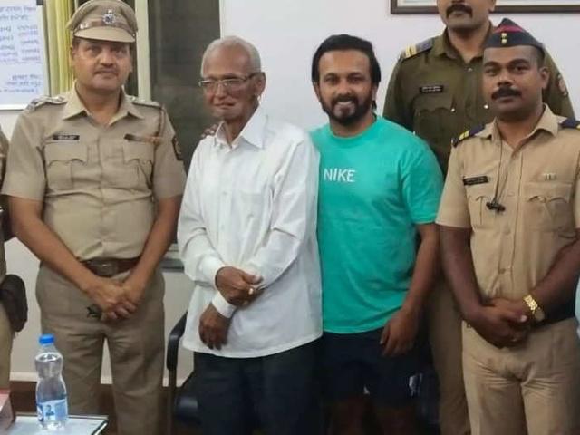 क्रिकेटर केदार जाधव के पिता लापता होने के कुछ घंटे बाद ही मिले, पढ़े पूरी खबर क्रिकेटर केदार जाधव के पिता लापता होने के कुछ घंटे बाद ही मिले, पढ़े पूरी खबर