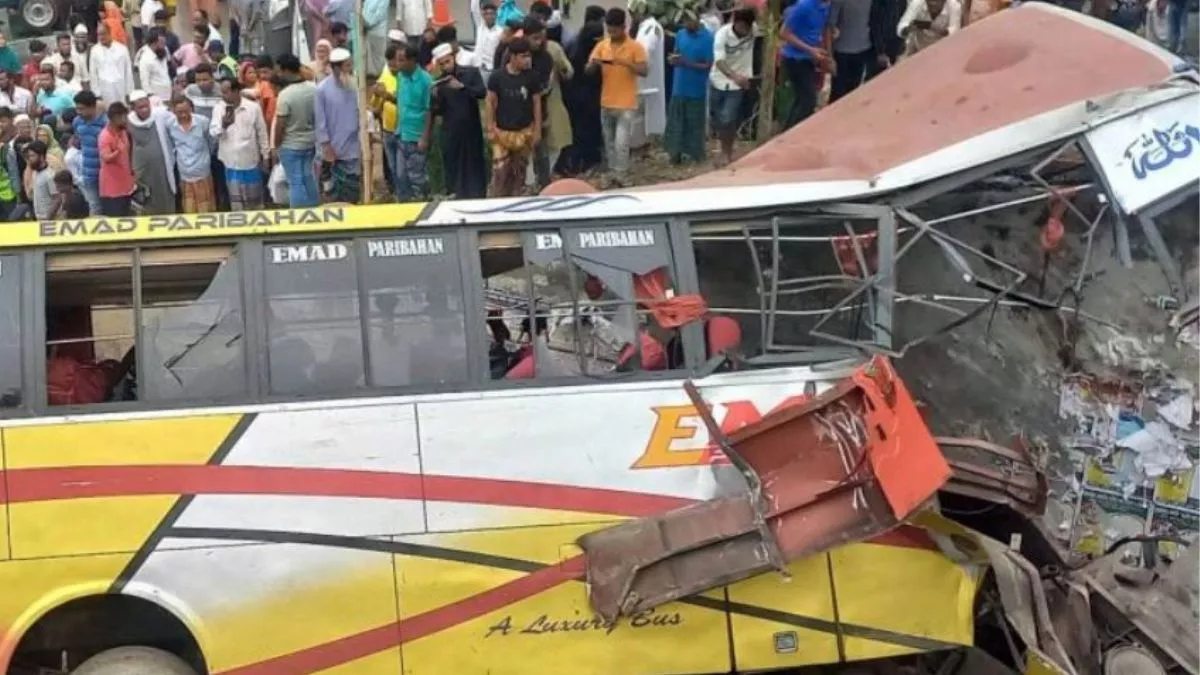 ढाका जा रही तेज रफ्तार बस के खाई में गिरने से हुई कम से कम 17 लोगों की मौत… ढाका जा रही तेज रफ्तार बस के खाई में गिरने से हुई कम से कम 17 लोगों की मौत…