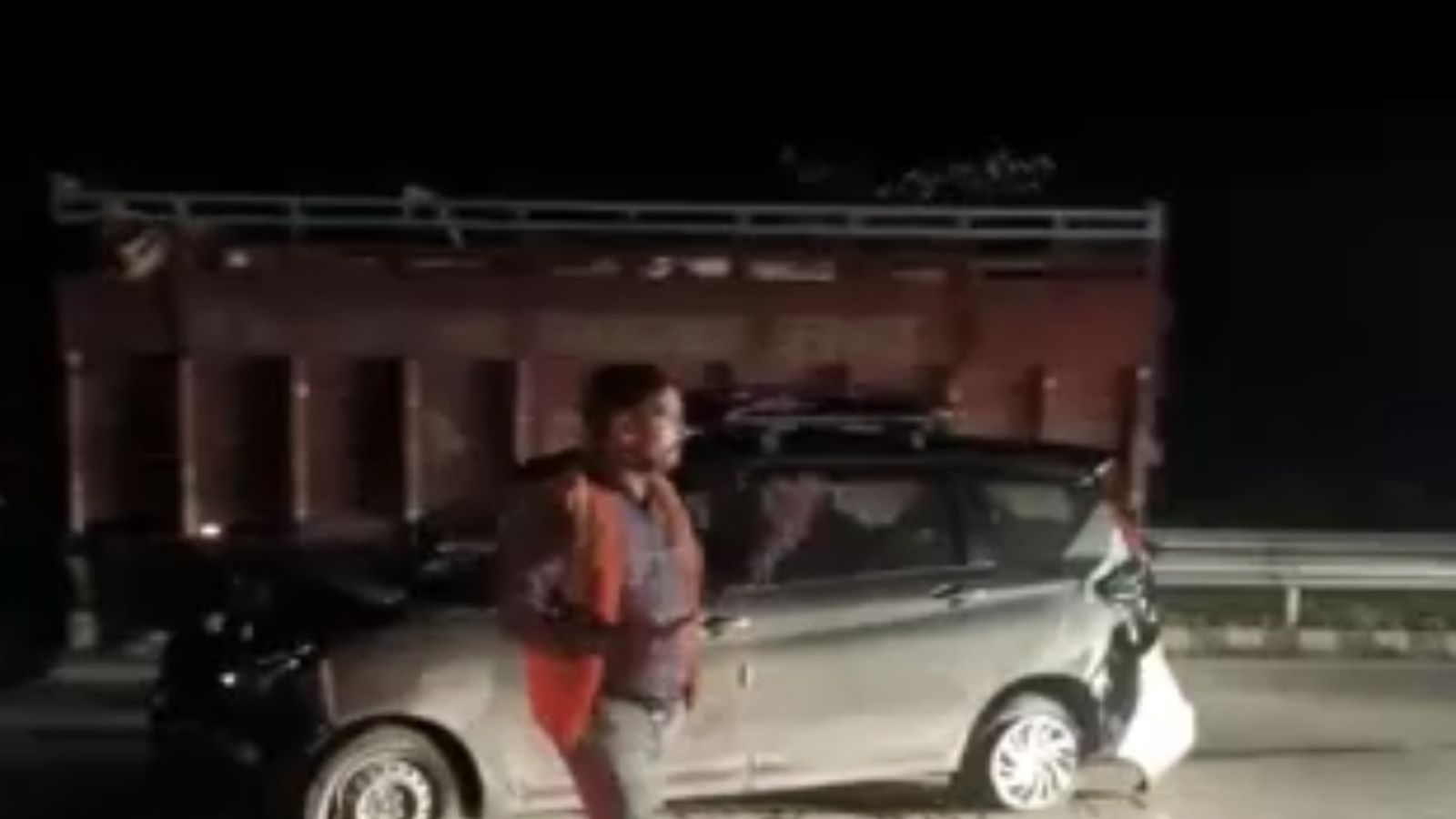यमुना एक्सप्रेसवे पर दो कारों की जोरदार टक्कर, दो बच्चों समेत आठ लोग जख्मी यमुना एक्सप्रेसवे पर दो कारों की जोरदार टक्कर, दो बच्चों समेत आठ लोग जख्मी