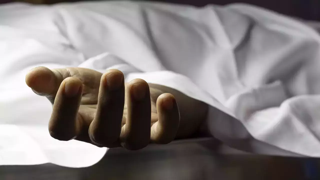 चौथी मंजिल से छलांग लगा कर एयर होस्टेस ने दी जान, पुलिस ने बॉयफ्रेंड को किया गिरफ्तार चौथी मंजिल से छलांग लगा कर एयर होस्टेस ने दी जान, पुलिस ने बॉयफ्रेंड को किया गिरफ्तार