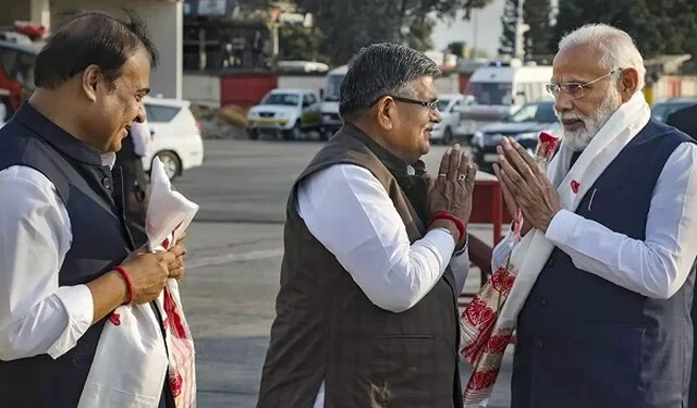 प्रधानमंत्री मोदी ने असम के मुख्यमंत्री हिमंत बिस्वा सरमा और उनकी मंत्रिपरिषद के साथ गेस्ट हाउस में बंद कमरे में की बैठक प्रधानमंत्री मोदी ने असम के मुख्यमंत्री हिमंत बिस्वा सरमा और उनकी मंत्रिपरिषद के साथ गेस्ट हाउस में बंद कमरे में की बैठक