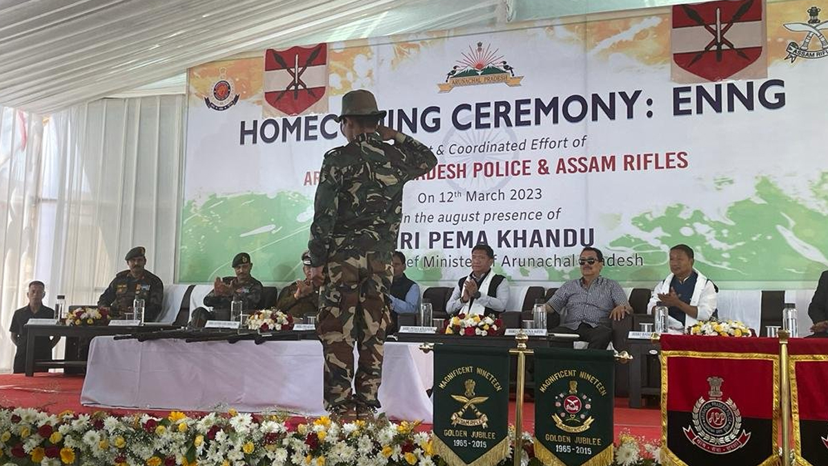 अरुणाचल प्रदेश के मुख्यमंत्री पेमा खांडू के सामने 15 उग्रवादियों ने किया आत्मसमर्पण… अरुणाचल प्रदेश के मुख्यमंत्री पेमा खांडू के सामने 15 उग्रवादियों ने किया आत्मसमर्पण…