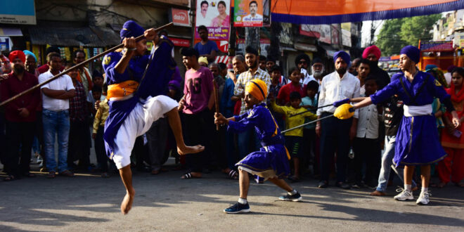 हर्षोल्लास से निकली गुरू ग्रंथ साहिब की शाही सवारी