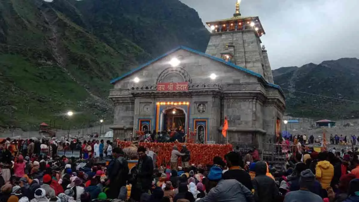 बारह ज्योतिर्लिंगों में शामिल केदारनाथ धाम के कपाट मंगलवार सुबह 6:20 बजे खोल दिए गए बारह ज्योतिर्लिंगों में शामिल केदारनाथ धाम के कपाट मंगलवार सुबह 6:20 बजे खोल दिए गए