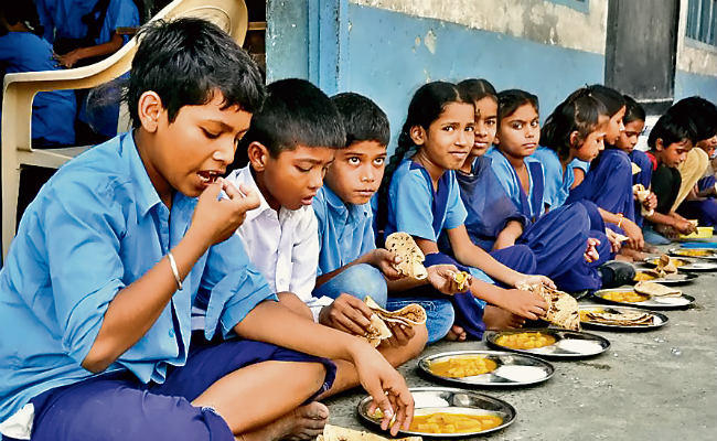 स्कूली बच्चों को अब ‘मिड डे मील’ में मिलेगी दाल, शिक्षा मंत्रालय ने सभी राज्यों को दिए ये निर्देश… स्कूली बच्चों को अब ‘मिड डे मील’ में मिलेगी दाल, शिक्षा मंत्रालय ने सभी राज्यों को दिए ये निर्देश…