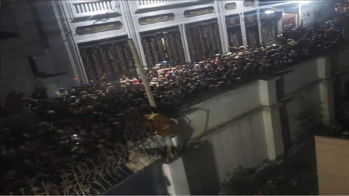 यमन की राजधानी में एक कार्यक्रम में भगदड़ मचने के वजह से 80 से ज्यादा लोगों की हुई मौत… यमन की राजधानी में एक कार्यक्रम में भगदड़ मचने के वजह से 80 से ज्यादा लोगों की हुई मौत…