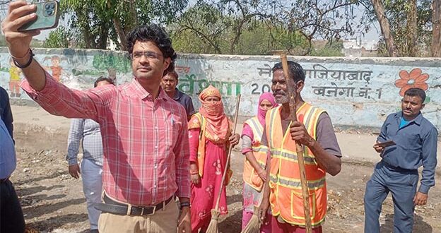 सफाईकर्मियों का मनोबल बढ़ाने के लिए शुरू किया सेल्फी विद सफाई मित्र अभियान