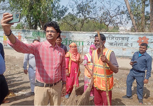 सफाईकर्मियों का मनोबल बढ़ाने के लिए शुरू किया सेल्फी विद सफाई मित्र अभियान