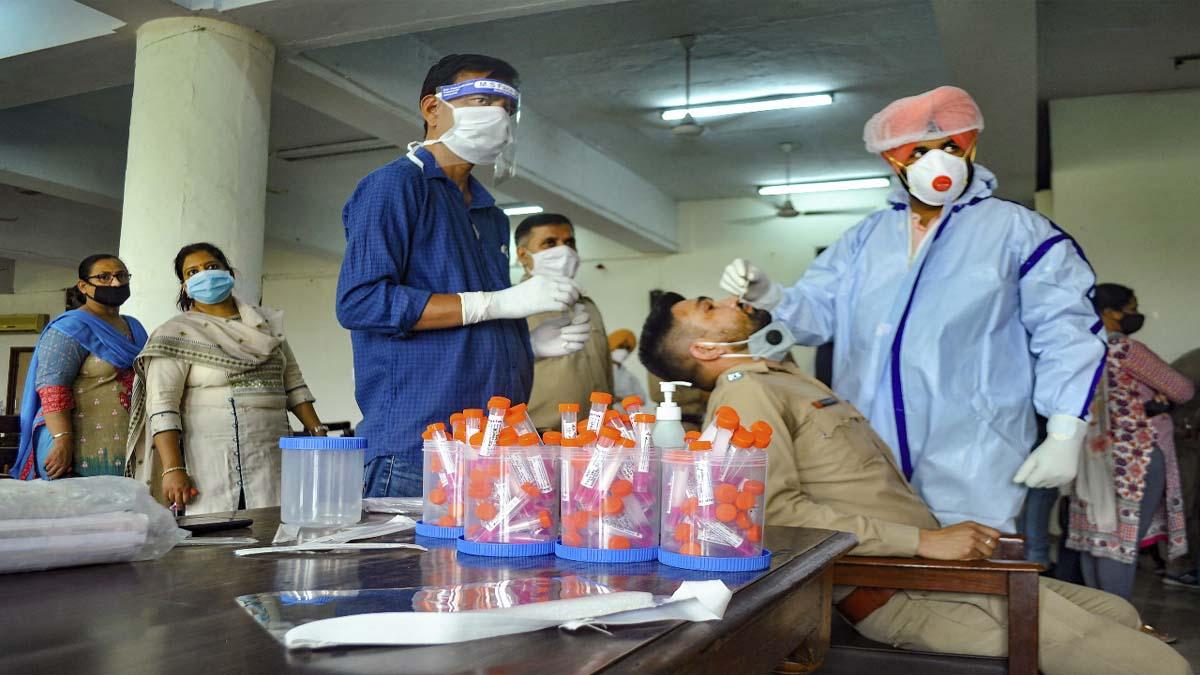 देश में एक बार फिर तेज़ हो रहें कोरोना के मामले, 24 घंटों में कोरोना मामलों में आई कमी देश में एक बार फिर तेज़ हो रहें कोरोना के मामले, 24 घंटों में कोरोना मामलों में आई कमी