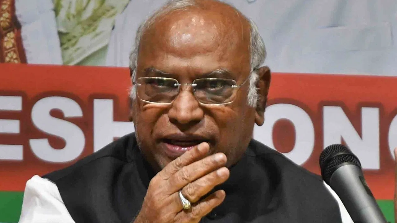 कांग्रेस की वजह से ही उनके जैसा आदमी इतना सफल हो पाया है- मल्लिकार्जुन खरगे कांग्रेस की वजह से ही उनके जैसा आदमी इतना सफल हो पाया है- मल्लिकार्जुन खरगे