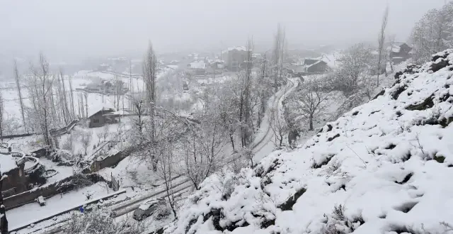 उत्तराखंड के पर्वतीय और मैदानी जिलों में अप्रैल महीने में लोगों को सर्दी का एहसास होने लगा…