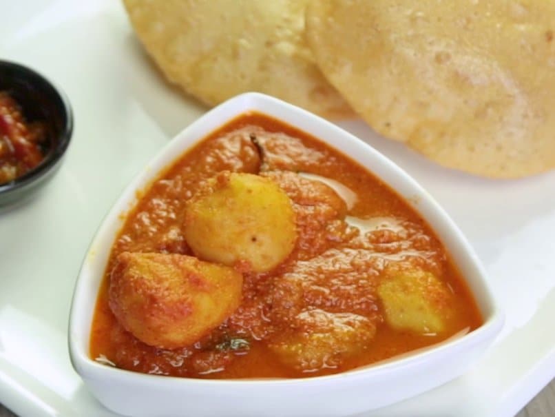 नाश्ते में रोटी या पराठे के साथ कुछ चटपटा बनाना चाहते हैं तो ट्राई करें बनारसी दम आलू…