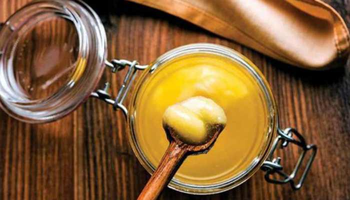 घी न सिर्फ आपका वेट कंट्रोल में रखने में मदद करता है बल्कि आपके चेहरे पर निखार भी ला सकता है, जानें यहां .. घी न सिर्फ आपका वेट कंट्रोल में रखने में मदद करता है बल्कि आपके चेहरे पर निखार भी ला सकता है, जानें यहां ..