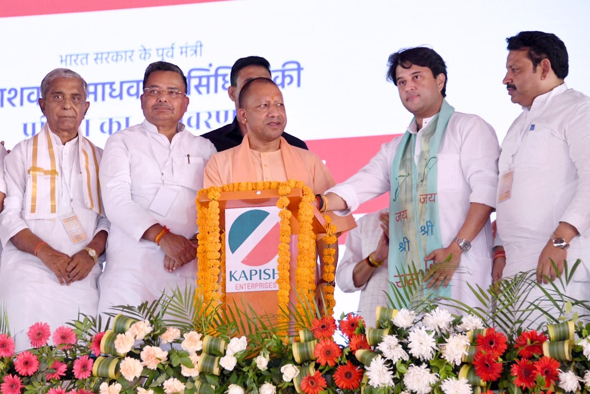 सीएम योगी ने स्व. माधवराज सिंधिया की प्रतिमा का किया अनावरण सीएम योगी ने स्व. माधवराज सिंधिया की प्रतिमा का किया अनावरण