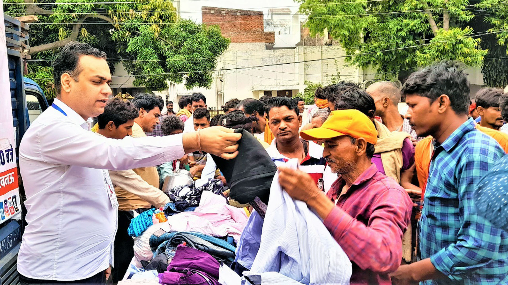 श्रमिकों को वस्त्र व स्वल्पाहार वितरण श्रमिकों को वस्त्र व स्वल्पाहार वितरण