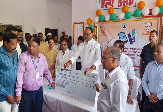उप मुख्यमंत्री ब्रजेश पाठक के लाभार्थियों को वितरित किये टैबलेट