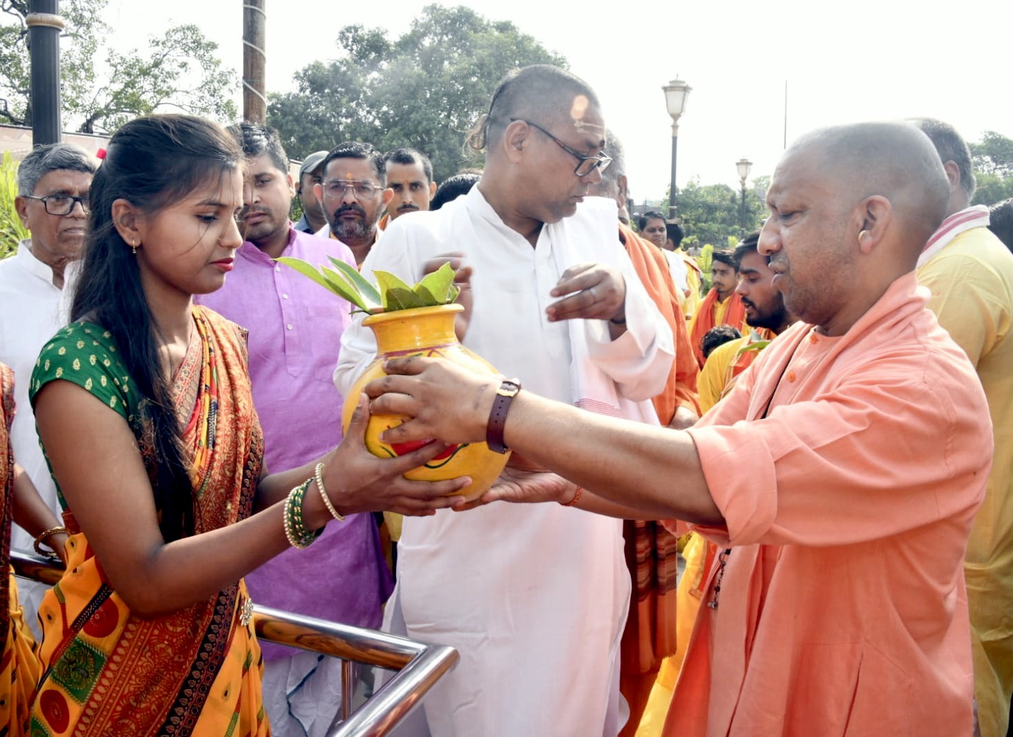 सीएम योगी ने किया भव्य कलशयात्रा का शुभारंभ