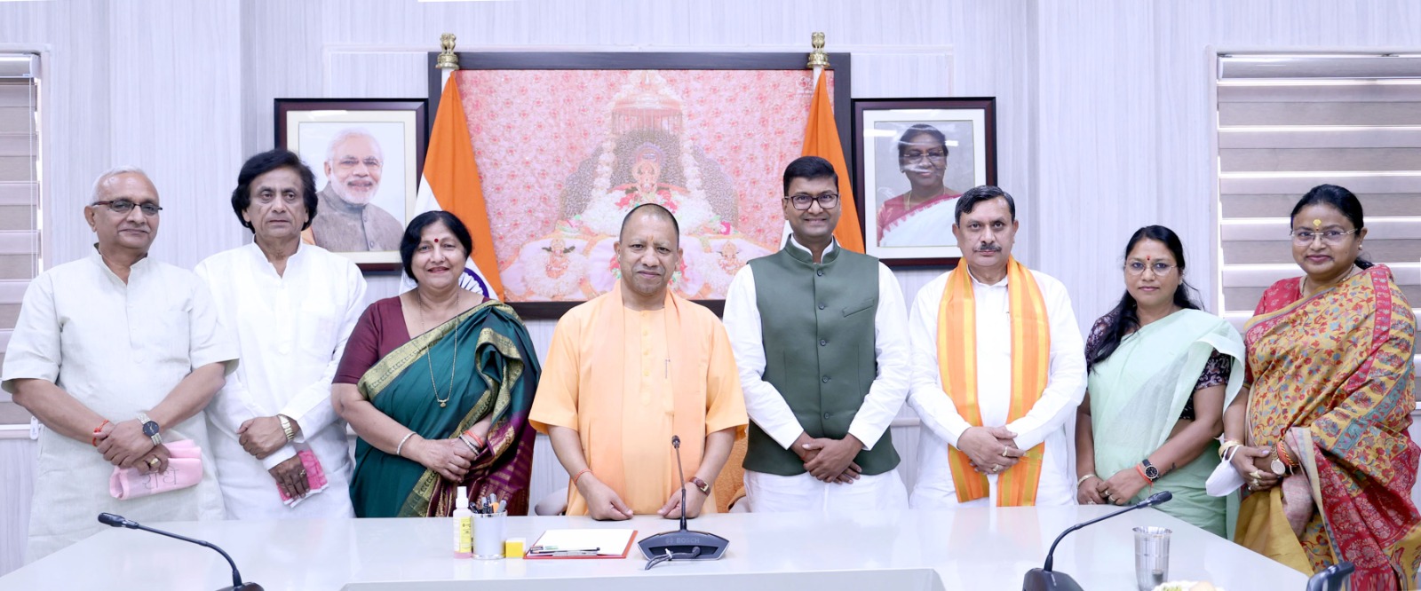 सीएम योगी ने नव निर्वाचित 7 महापौर से की मुलाकात सीएम योगी ने नव निर्वाचित 7 महापौर से की मुलाकात