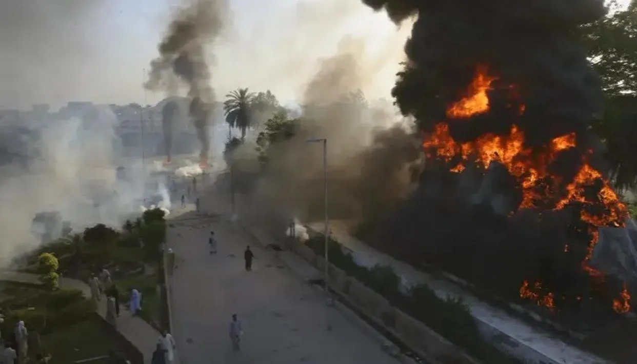 पूर्व प्रधानमंत्री इमरान खान की गिरफ्तारी के बाद पाकिस्तान में लगातार बढ़ रही हिंसा…