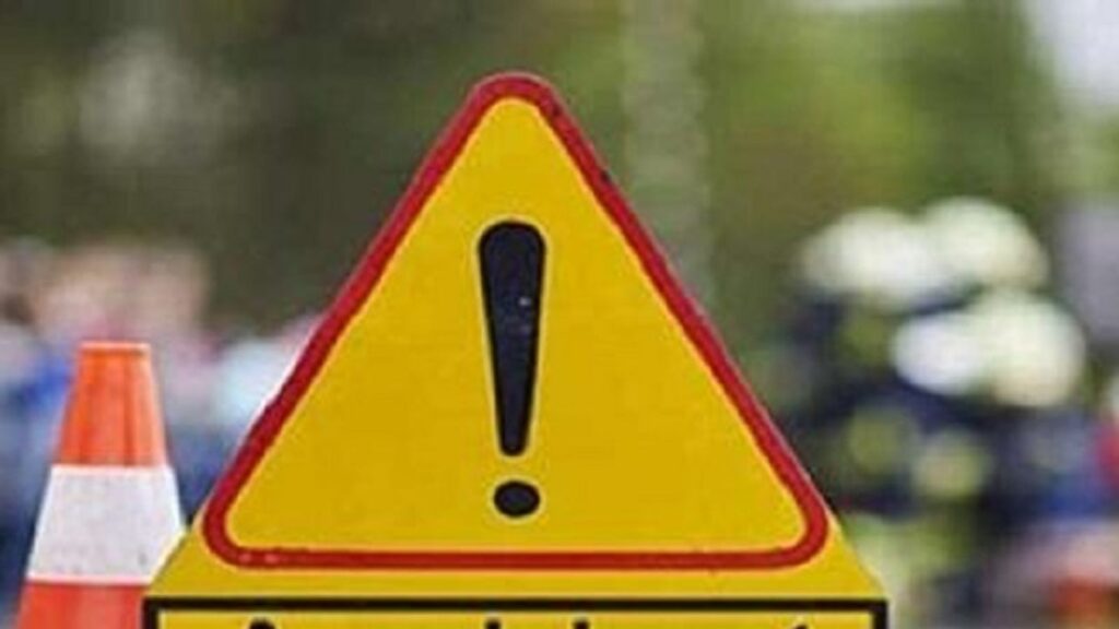 दर्शन के लिए आ रहे रामपुर के श्रद्धालुओं का टेम्पो हाइवे पर पलटने से 17 लोग हो गए घायल.. दर्शन के लिए आ रहे रामपुर के श्रद्धालुओं का टेम्पो हाइवे पर पलटने से 17 लोग हो गए घायल..