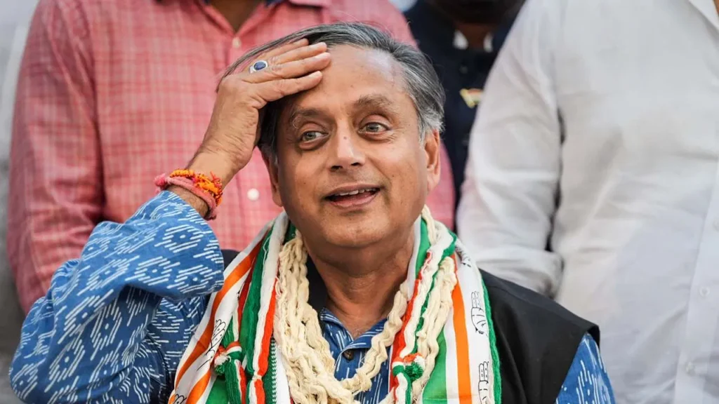 द केरल स्टोरी को लेकर कांग्रेस नेता शशि थरूर और विवेक अग्निहोत्री के बीच मामला गरमाता हुआ दिख रहा.. द केरल स्टोरी को लेकर कांग्रेस नेता शशि थरूर और विवेक अग्निहोत्री के बीच मामला गरमाता हुआ दिख रहा..