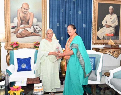राजभवन में राज्यपाल से मिलीं सुषमा खर्कवाल राजभवन में राज्यपाल से मिलीं सुषमा खर्कवाल