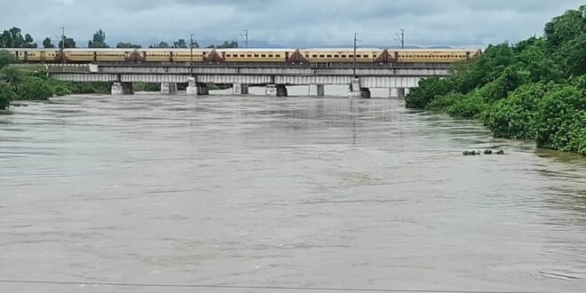 आंध्र प्रदेश के श्रीकाकुलम में बाहुदा नदी पर बना एक पुल टूटा, यातायात हुआ बाधित