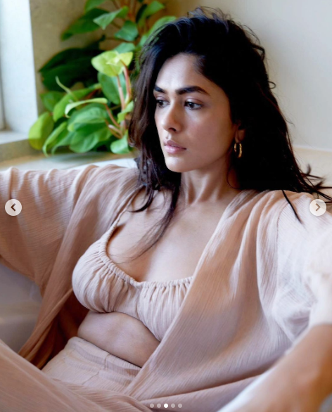 यहां देखे मृणाल ठाकुर की बोल्ड तस्वीरें, जिसे देख कर थाम लेंगे आप दिल..