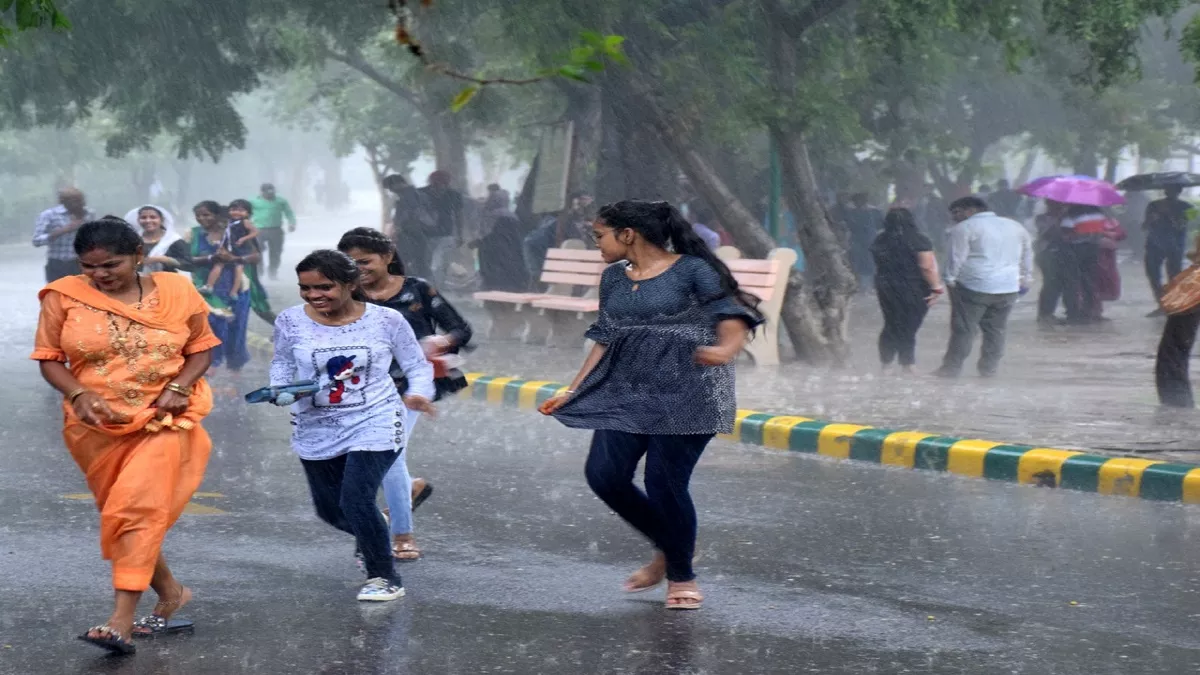 दिल्ली के कई इलाकों के अलावा नोएडा और गुरुग्राम में रात के वक्त बारिश के साथ-साथ तेज हवाएं भी चलीं और लोगों को गर्मी से बड़ी राहत मिली दिल्ली के कई इलाकों के अलावा नोएडा और गुरुग्राम में रात के वक्त बारिश के साथ-साथ तेज हवाएं भी चलीं और लोगों को गर्मी से बड़ी राहत मिली