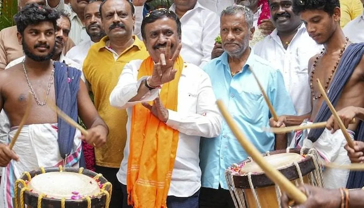 जयानगर में SSMRV कॉलेज के मतगणना केंद्र में अधिकारियों ने देर रात नतीजों का किया एलान…