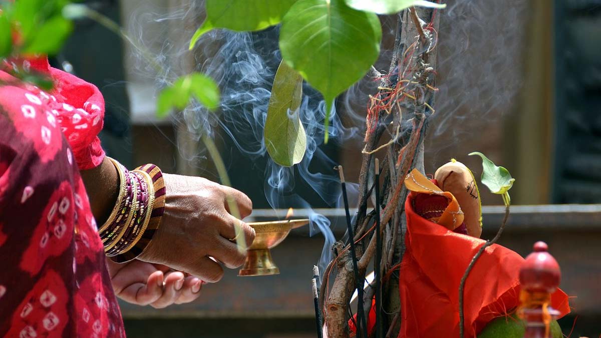 अगर आप पहली बार व्रत रखने जा रही हैं तो यहां जानें वट सावित्री व्रत की तिथि व व्रत नियम-