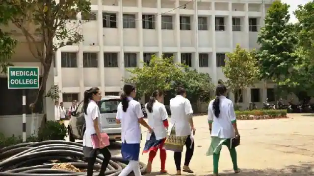 यूपी के तीन मेडिकल कॉलेजों में कुल मिलाकर एमबीबीएस की 300 सीटें… यूपी के तीन मेडिकल कॉलेजों में कुल मिलाकर एमबीबीएस की 300 सीटें…