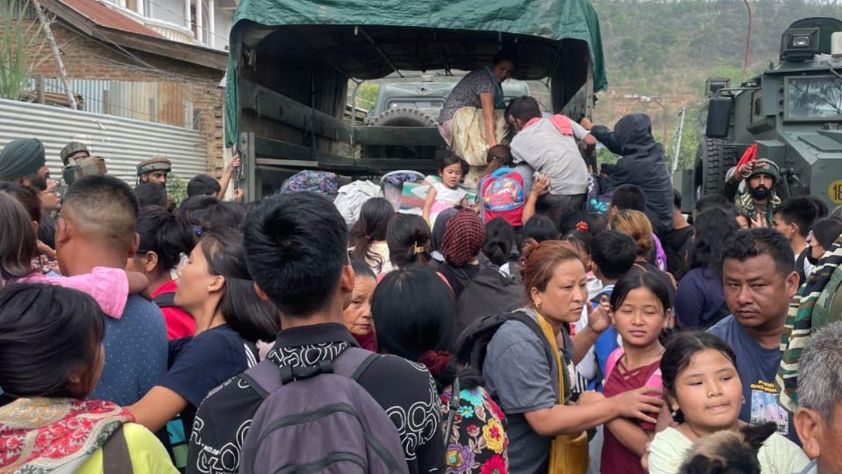 मणिपुर के हिंसा प्रभावित क्षेत्रों से 518 फंसे हुए लोगों को सुरक्षित बहार निकाला गया… मणिपुर के हिंसा प्रभावित क्षेत्रों से 518 फंसे हुए लोगों को सुरक्षित बहार निकाला गया…
