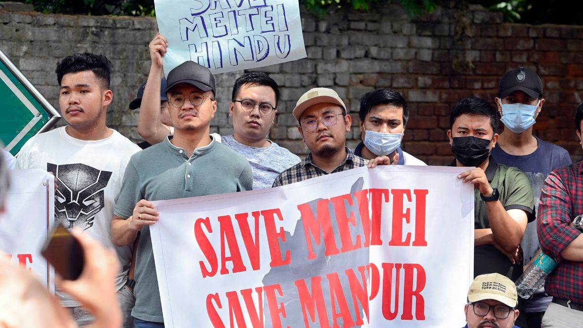मणिपुर के चूड़चंदपुर में भीड़ से मैती समुदाय के लोगों को बचाने के लिए कुकी महिलाएं बनी दीवार… मणिपुर के चूड़चंदपुर में भीड़ से मैती समुदाय के लोगों को बचाने के लिए कुकी महिलाएं बनी दीवार…