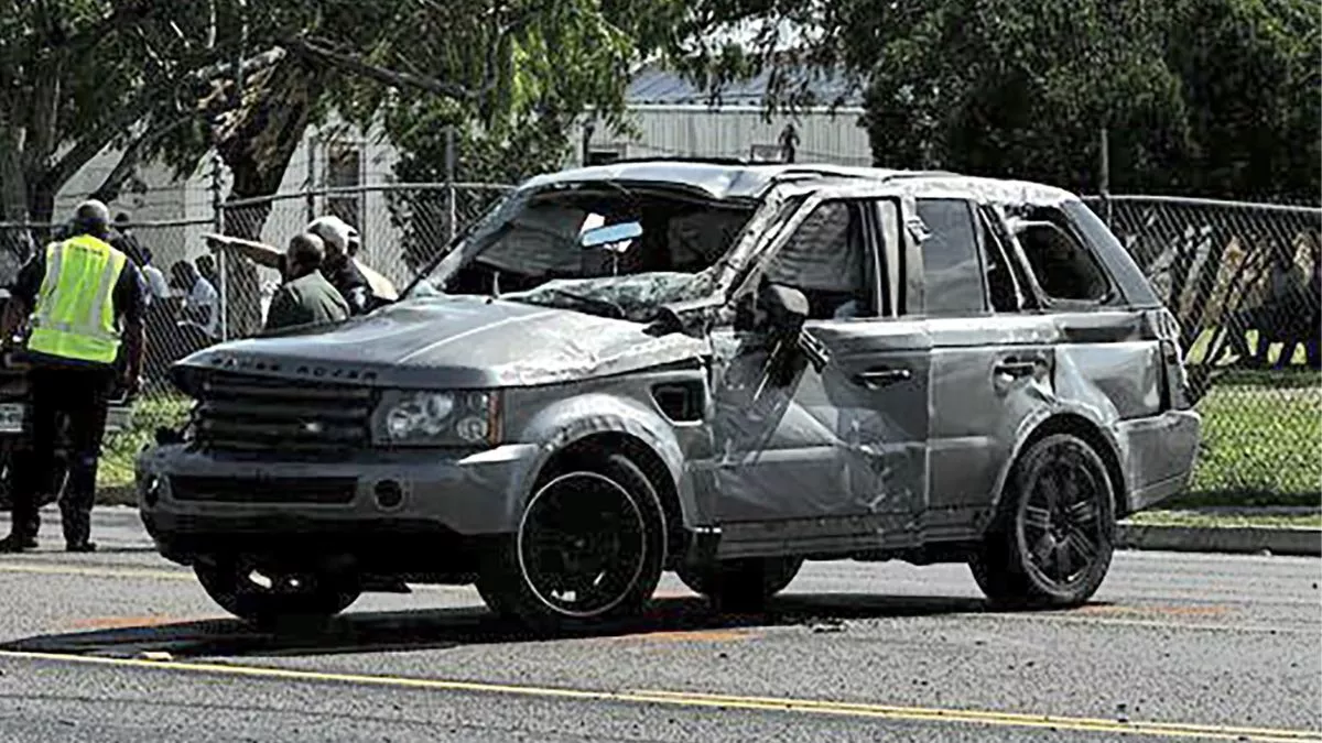 टेक्सास में बस स्टॉप के बाहर खड़ी भीड़ पर कार घुस गई, सात लोगों को कार ने रौंदा